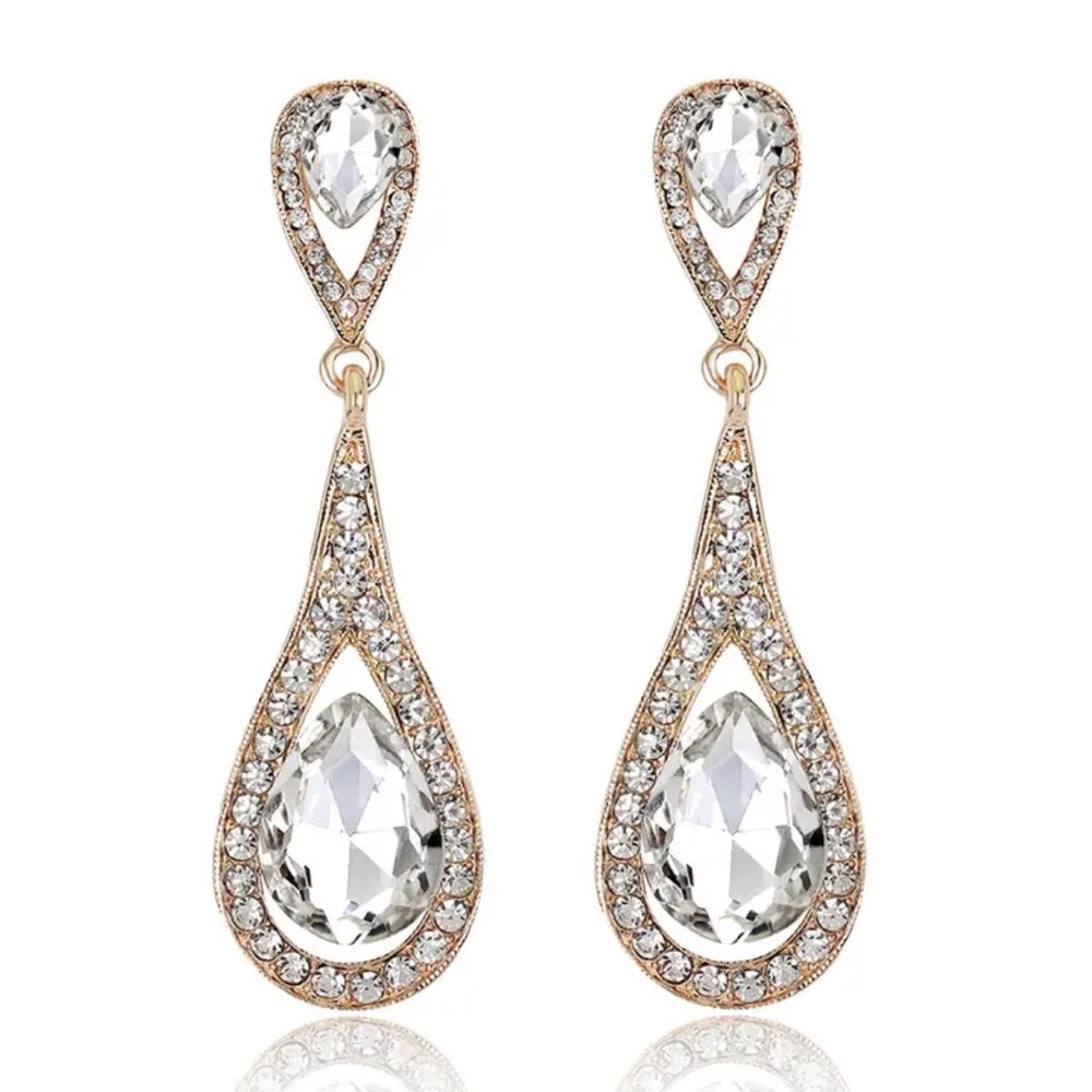 Gorgeous boutique gold and Champaign’s crystal dangle tear drop earrings NWT.